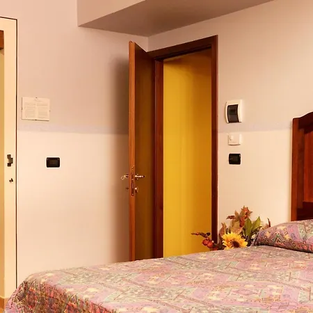 2 Bedrooms Appartement With Shared Pool And Wifi At Montecarotto Lägenhet